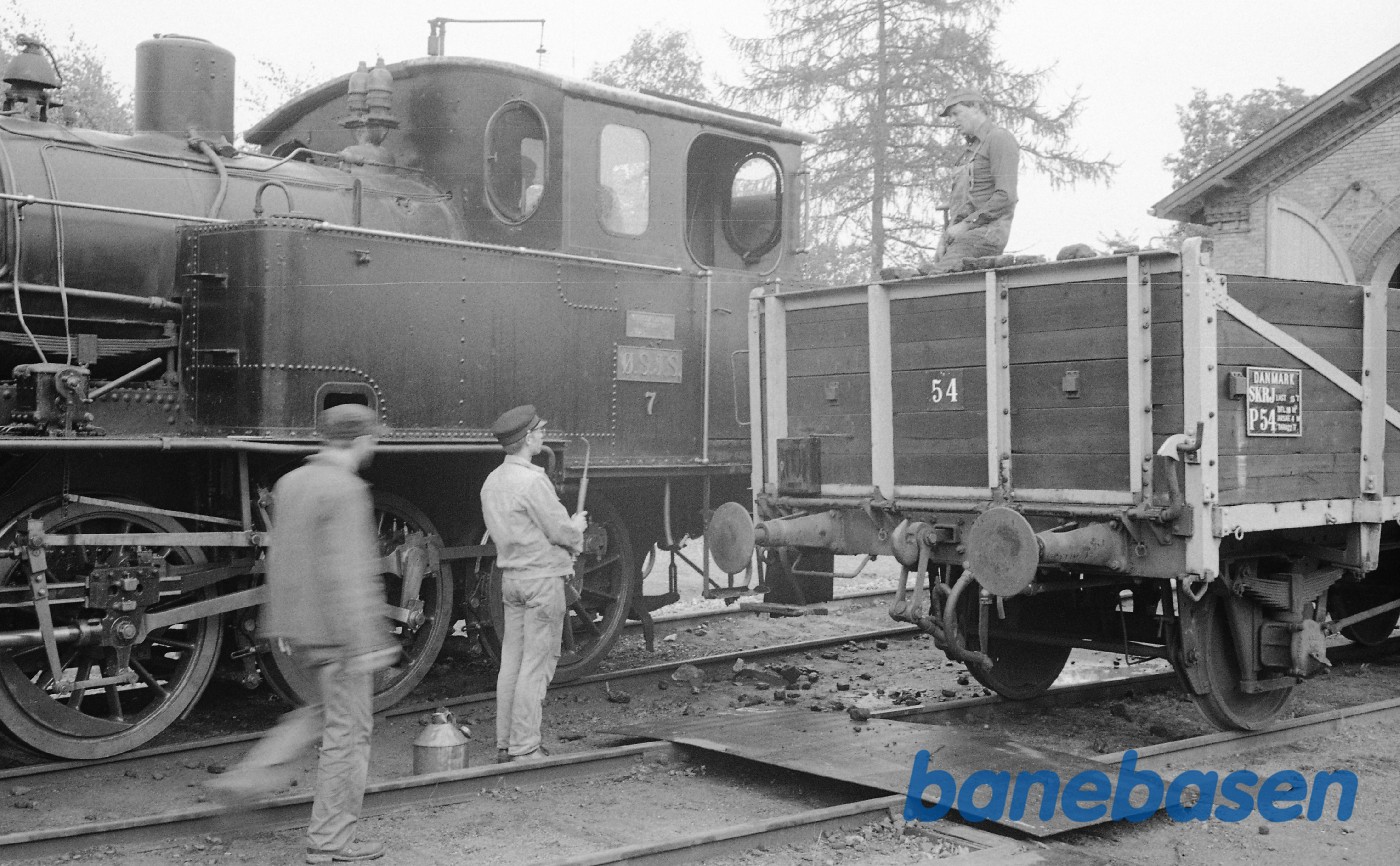 Kulning med skovl foran remisen Kulning med skovl foran remisen