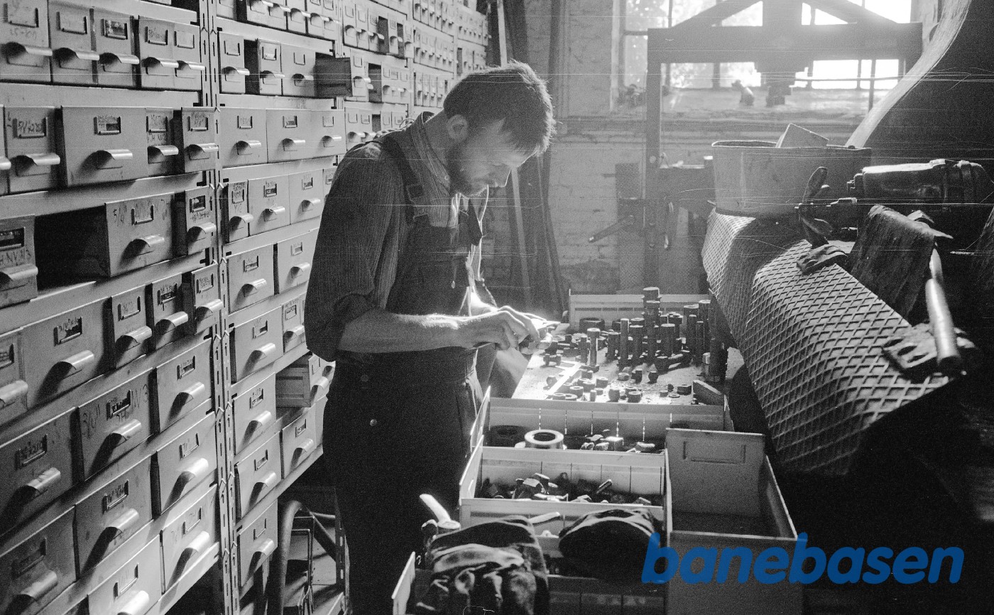 Henning Pedersen sorterer bolte Henning Pedersen sorterer bolte