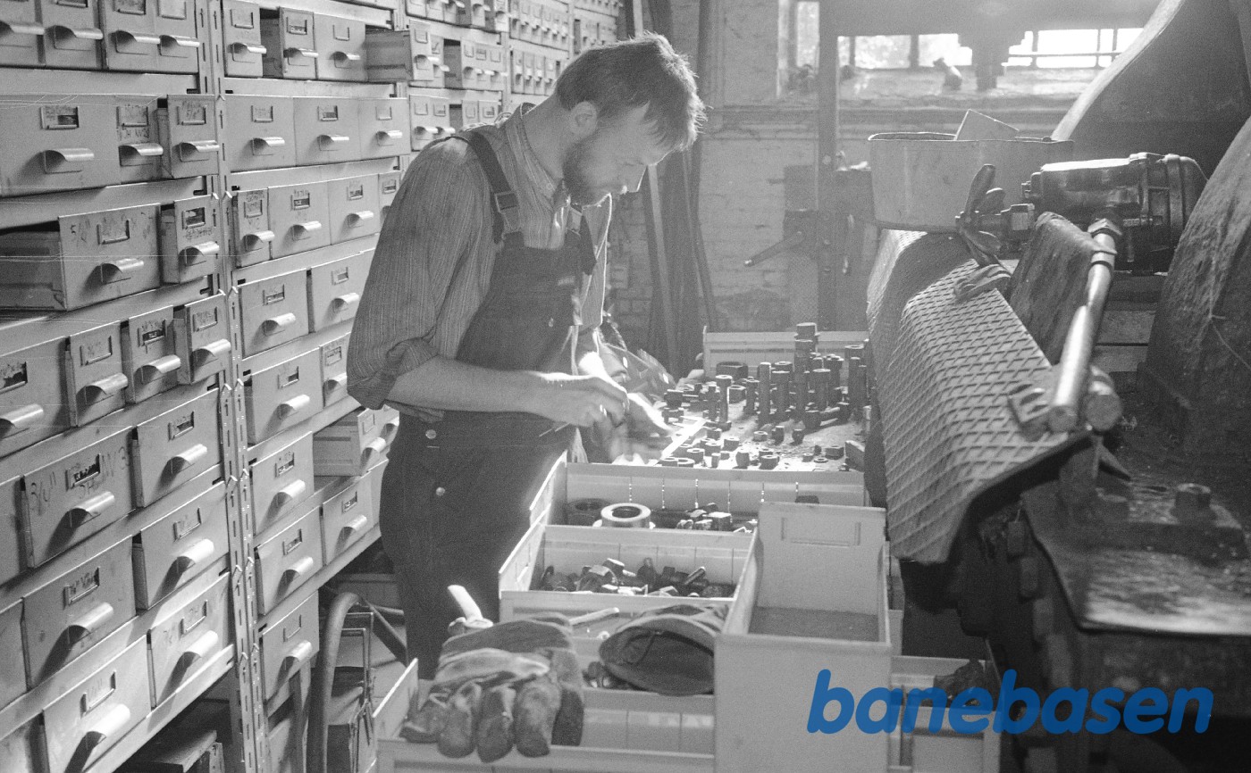 Henning Pedersen sorterer bolte Henning Pedersen sorterer bolte