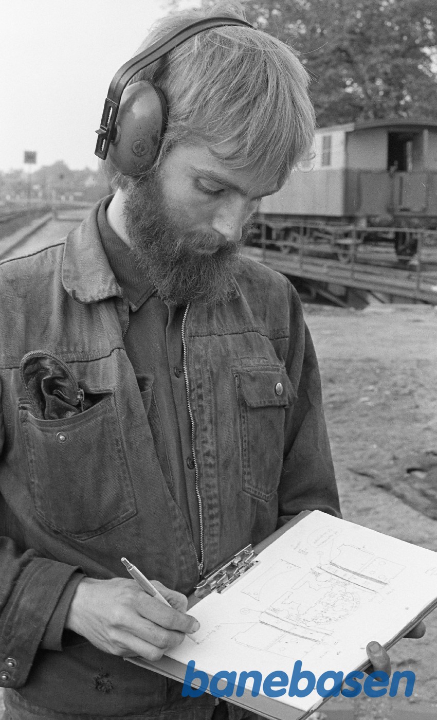 Bo Frederiksen tjekker tegning Bo Frederiksen tjekker tegning
