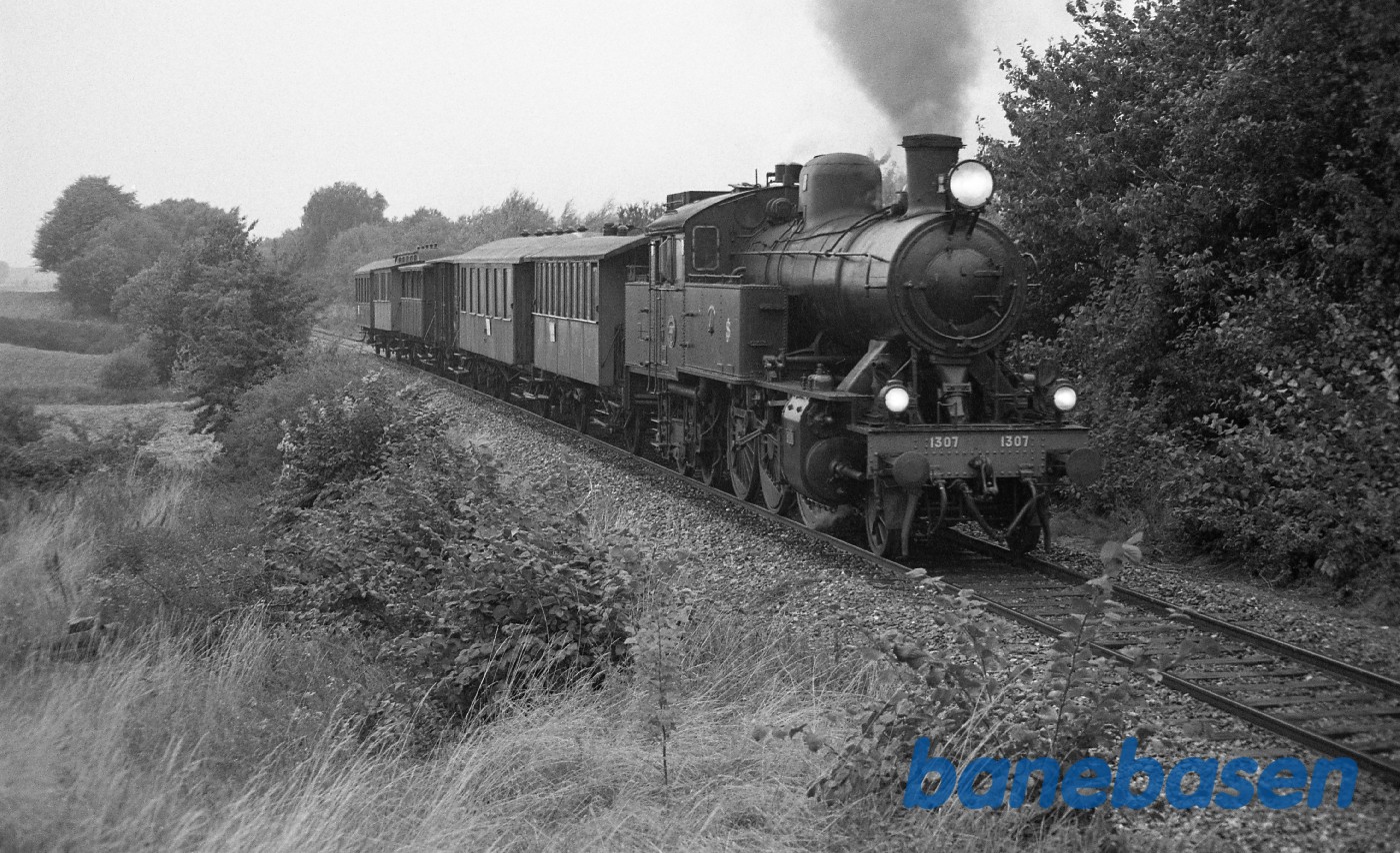 S 1307 på vej op ad bakken til Firhøj fra Gilleleje S 1307 på vej op ad bakken til Firhøj fra Gilleleje