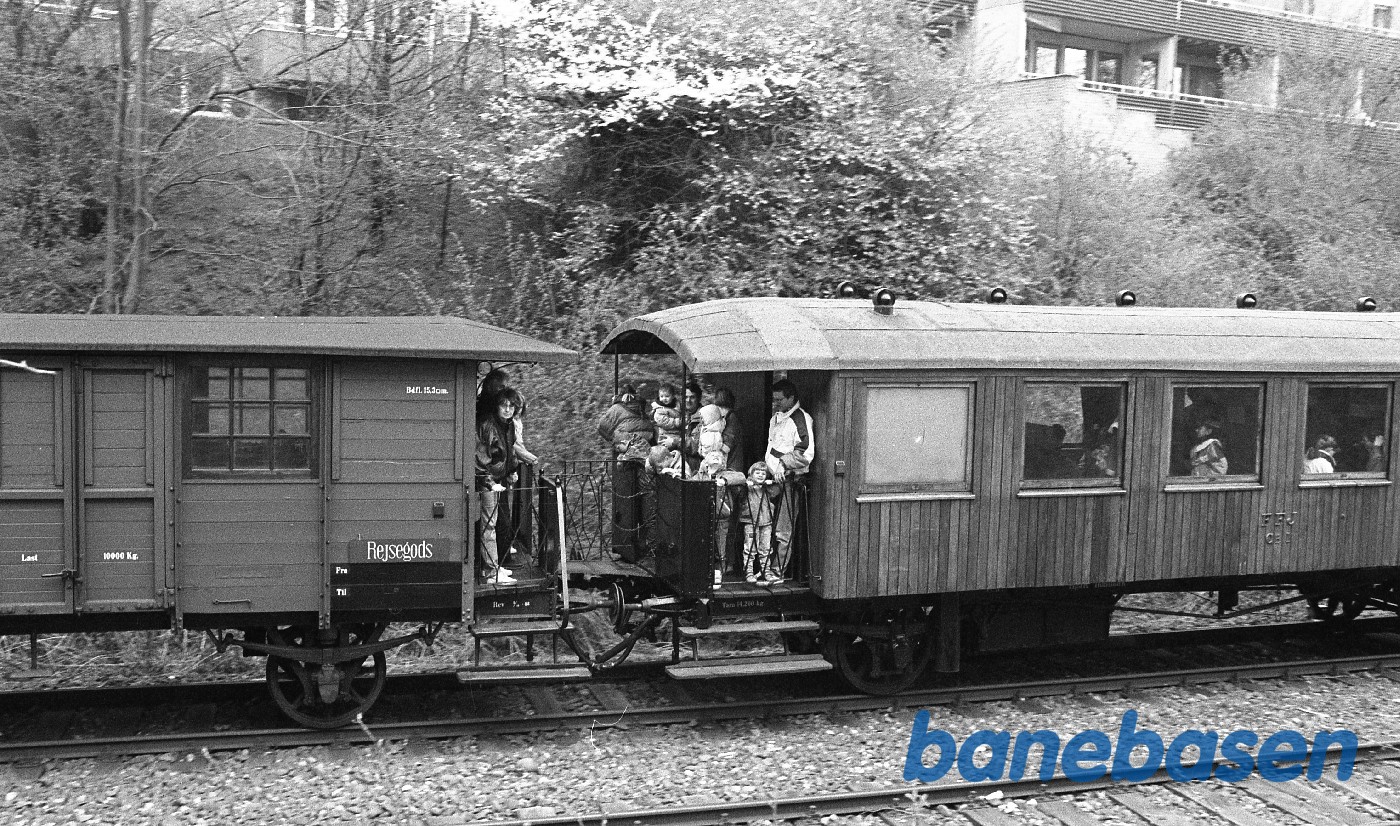 Godssporet mellem de to S-baner så man kunne køre direkte fra Frederiksberg til Lersøen og Hellerup Godssporet mellem de to S-baner så man kunne køre direkte fra Frederiksberg til Lersøen og Hellerup