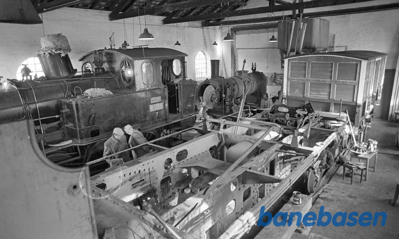 OKMJ 14 adskilt og nr. 7 i baggerundn sammen med Carlsbergvognen OKMJ 14 adskilt og nr. 7 i baggerundn sammen med Carlsbergvognen