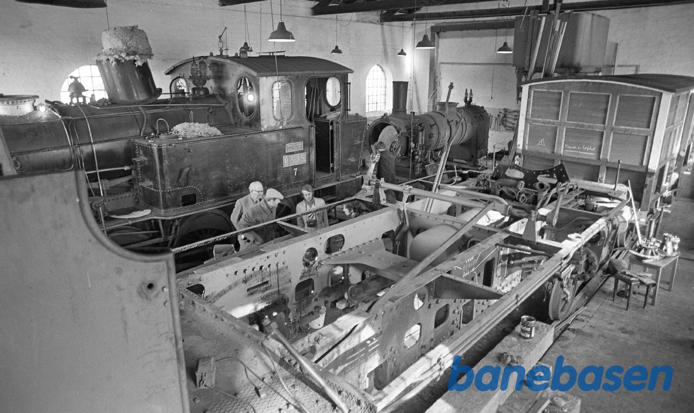 OKMJ 14 adskilt og nr. 7 i baggerundn sammen med Carlsbergvognen OKMJ 14 adskilt og nr. 7 i baggerundn sammen med Carlsbergvognen