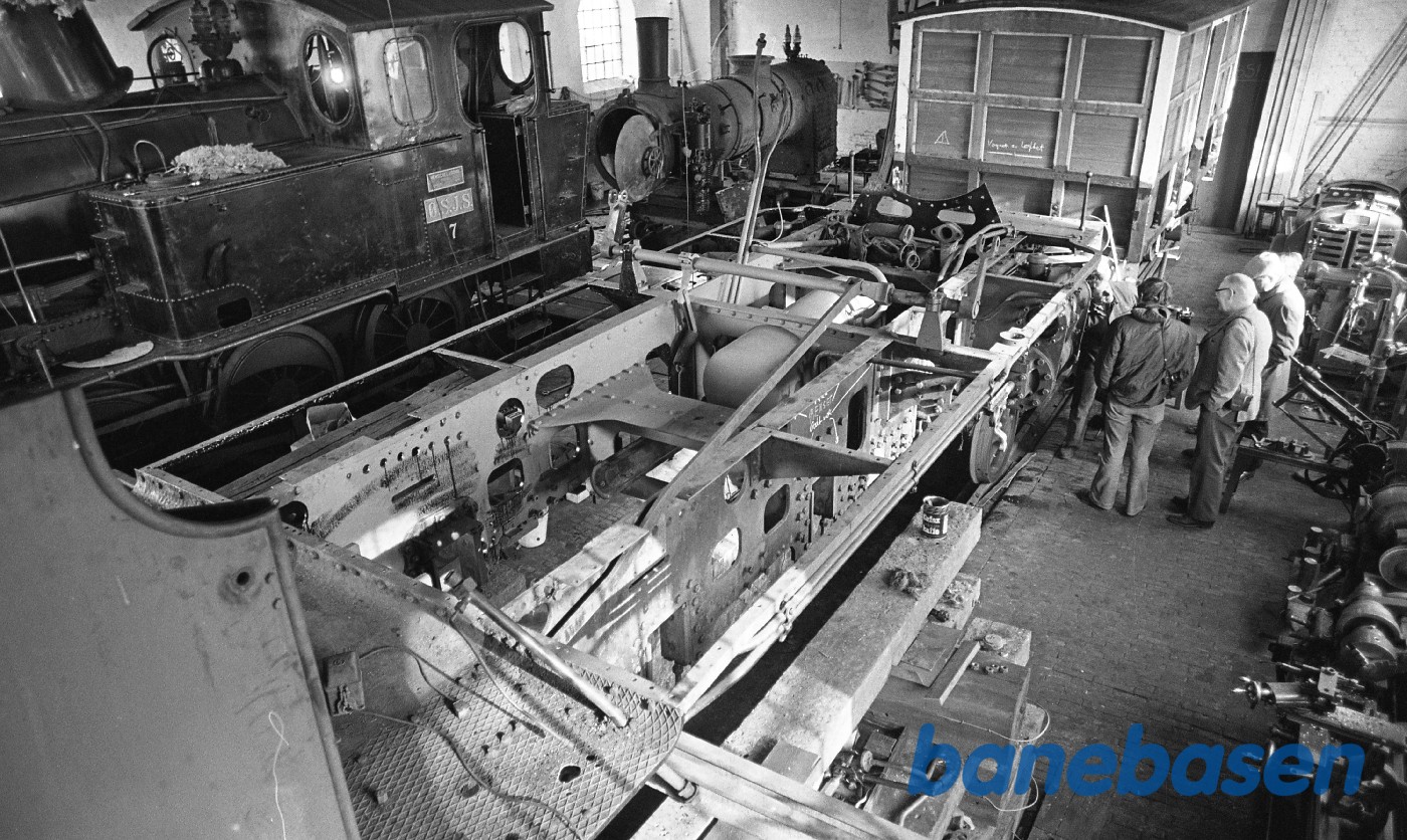 OKMJ 14 adskilt og nr. 7 i baggerundn sammen med Carlsbergvognen OKMJ 14 adskilt og nr. 7 i baggerundn sammen med Carlsbergvognen