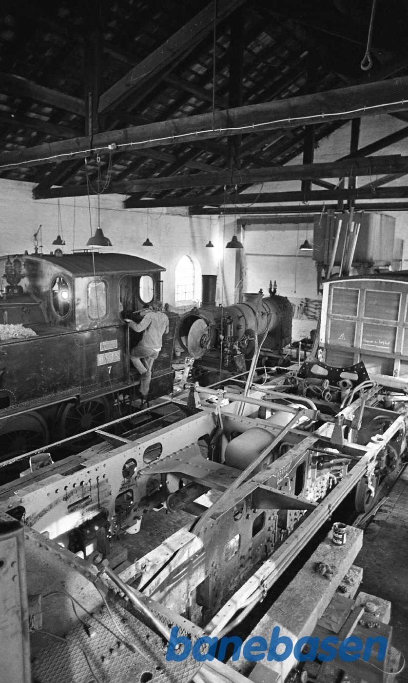 OKMJ 14 adskilt og nr. 7 i baggerundn sammen med Carlsbergvognen OKMJ 14 adskilt og nr. 7 i baggerundn sammen med Carlsbergvognen