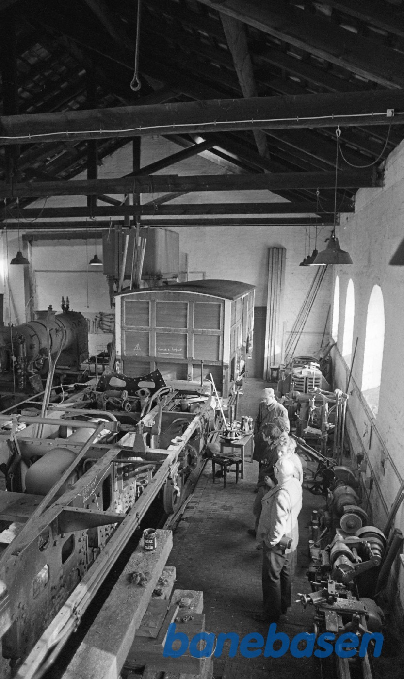 OKMJ 14 adskilt og nr. 7 i baggerundn sammen med Carlsbergvognen OKMJ 14 adskilt og nr. 7 i baggerundn sammen med Carlsbergvognen