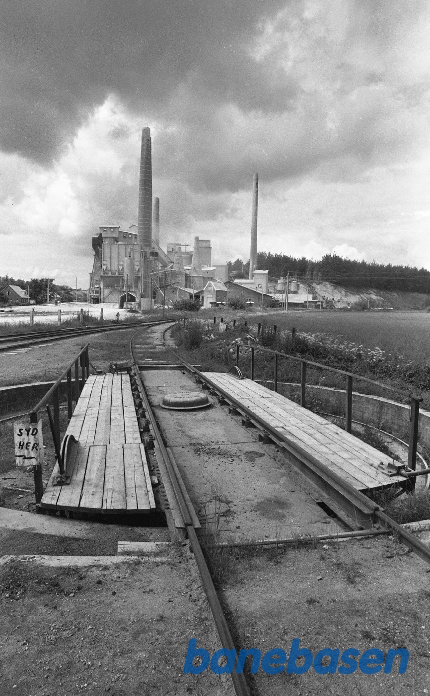 Drejeskive og fabrik i baggeunden Drejeskive og fabrik i baggeunden