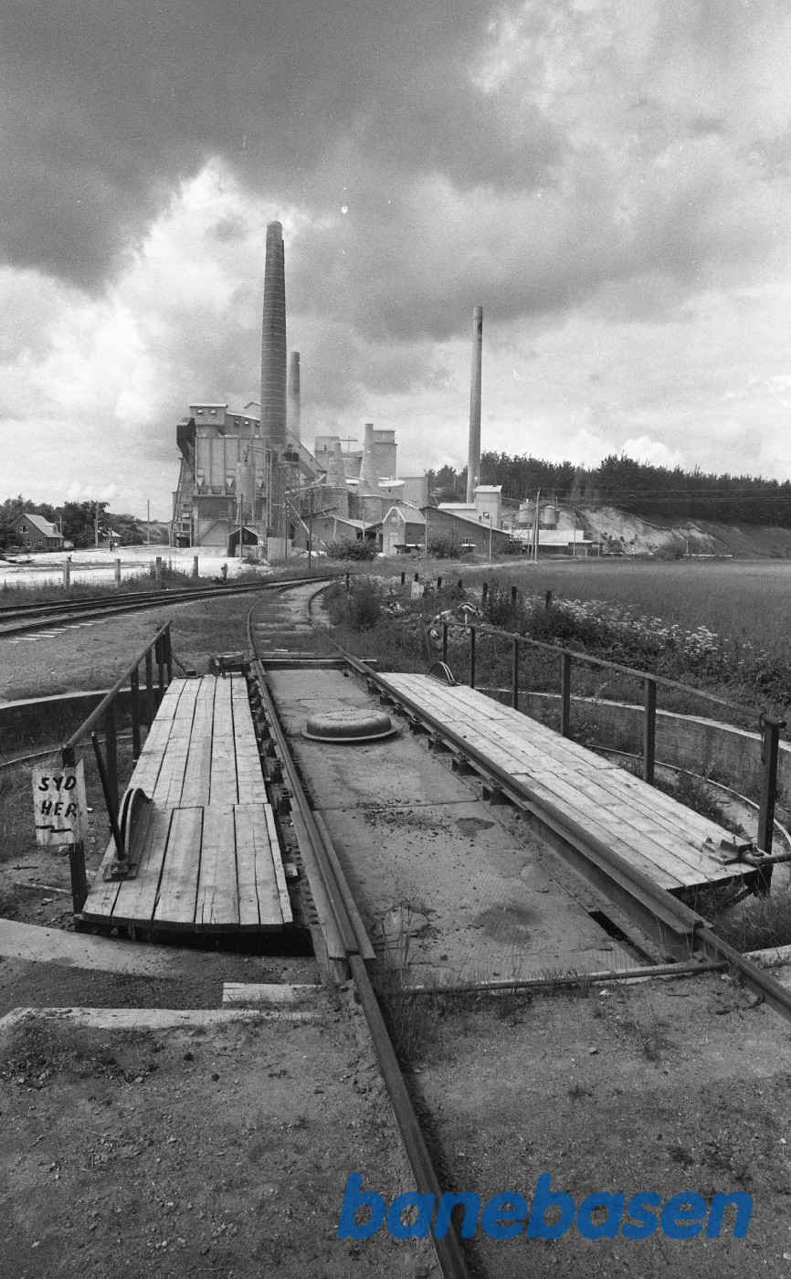 Drejeskive og fabrik i baggeunden Drejeskive og fabrik i baggeunden
