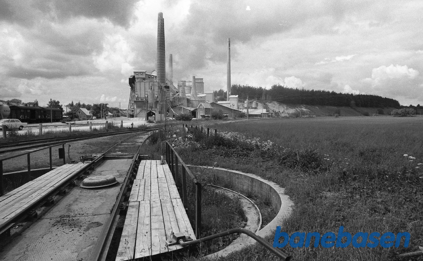 Drejeskive og fabrik i baggeunden Drejeskive og fabrik i baggeunden