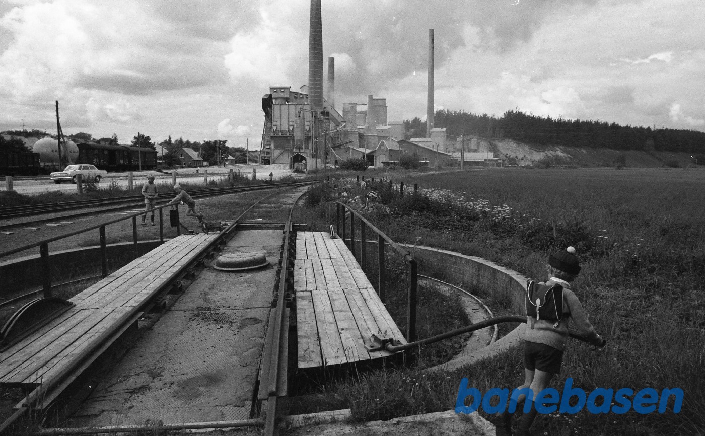 Drejeskive og fabrik i baggeunden Drejeskive og fabrik i baggeunden
