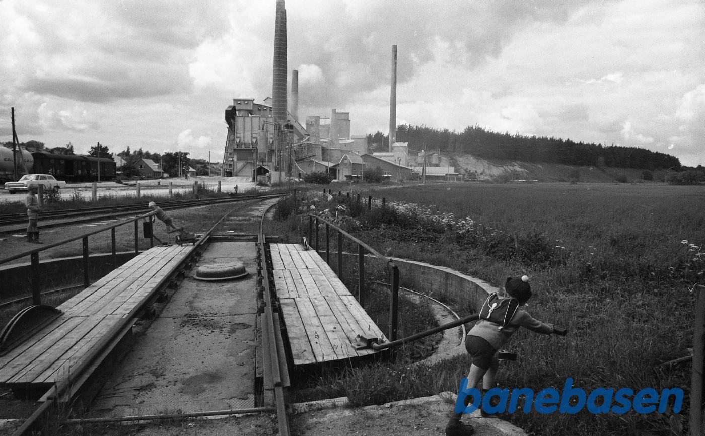 Drejeskive og fabrik i baggeunden Drejeskive og fabrik i baggeunden