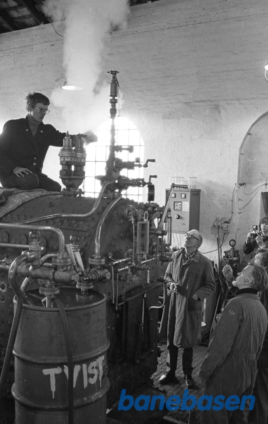 Jakob Freiesleben justerer sikkerhedsventiler på kedlen til nr. 14 mens H.P.Hansen ser til Jakob Freiesleben justerer sikkerhedsventiler på kedlen til nr. 14 mens H.P.Hansen ser til