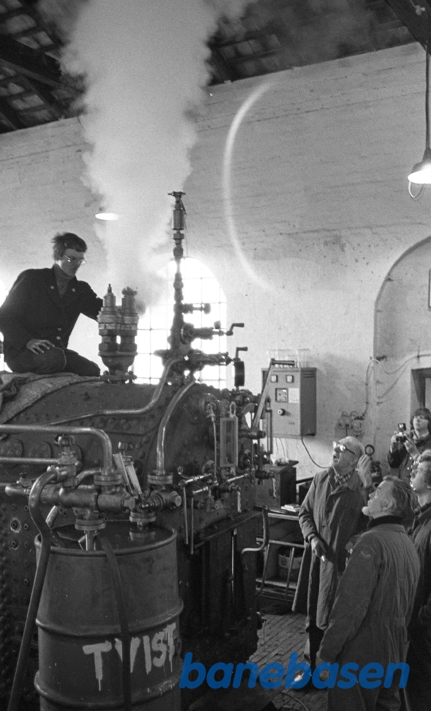 Jakob Freiesleben justerer sikkerhedsventiler på kedlen til nr. 14 mens H.P.Hansen ser til Jakob Freiesleben justerer sikkerhedsventiler på kedlen til nr. 14 mens H.P.Hansen ser til