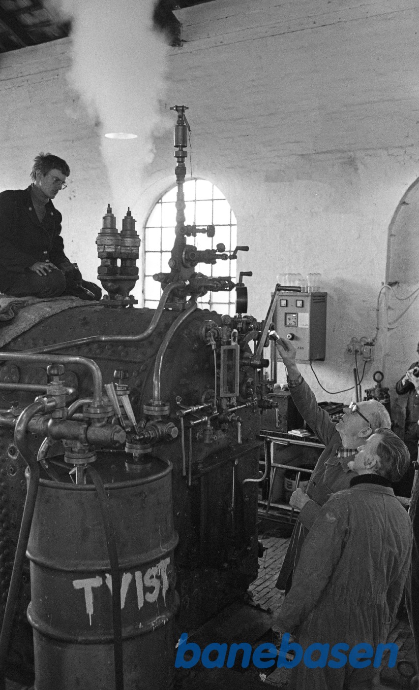 Jakob Freiesleben justerer sikkerhedsventiler på kedlen til nr. 14 mens H.P.Hansen ser til Jakob Freiesleben justerer sikkerhedsventiler på kedlen til nr. 14 mens H.P.Hansen ser til