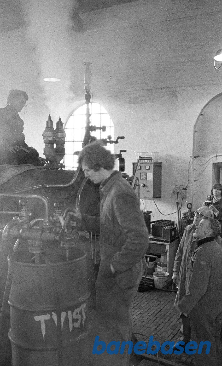 Jakob Freiesleben justerer sikkerhedsventiler på kedlen til nr. 14 mens H.P.Hansen ser til Jakob Freiesleben justerer sikkerhedsventiler på kedlen til nr. 14 mens H.P.Hansen ser til