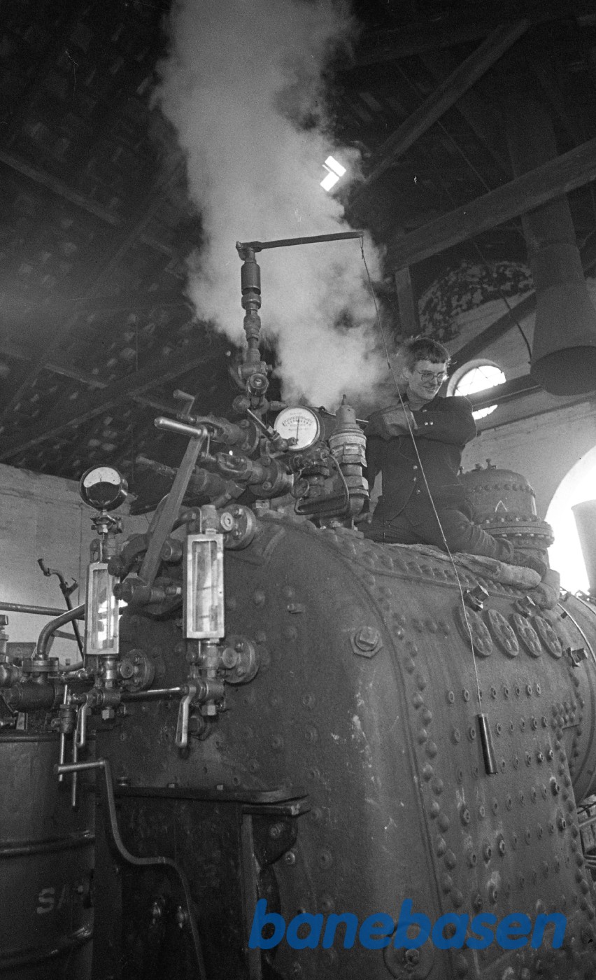 Jakob Freiesleben justerer sikkerhedsventiler på kedlen til nr. 14 mens H.P.Hansen ser til Jakob Freiesleben justerer sikkerhedsventiler på kedlen til nr. 14 mens H.P.Hansen ser til