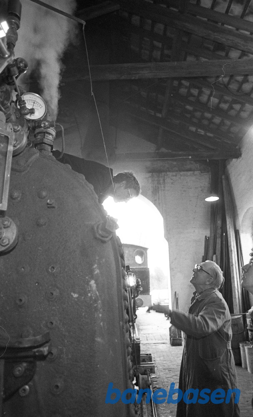 Jakob Freiesleben justerer sikkerhedsventiler på kedlen til nr. 14 mens H.P.Hansen ser til Jakob Freiesleben justerer sikkerhedsventiler på kedlen til nr. 14 mens H.P.Hansen ser til