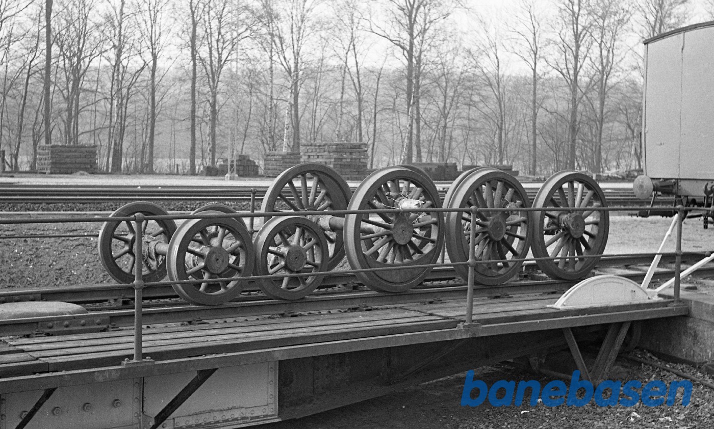 Hjulene til OKMJ 14 på drejeskiven i Rungsted Hjulene til OKMJ 14 på drejeskiven i Rungsted