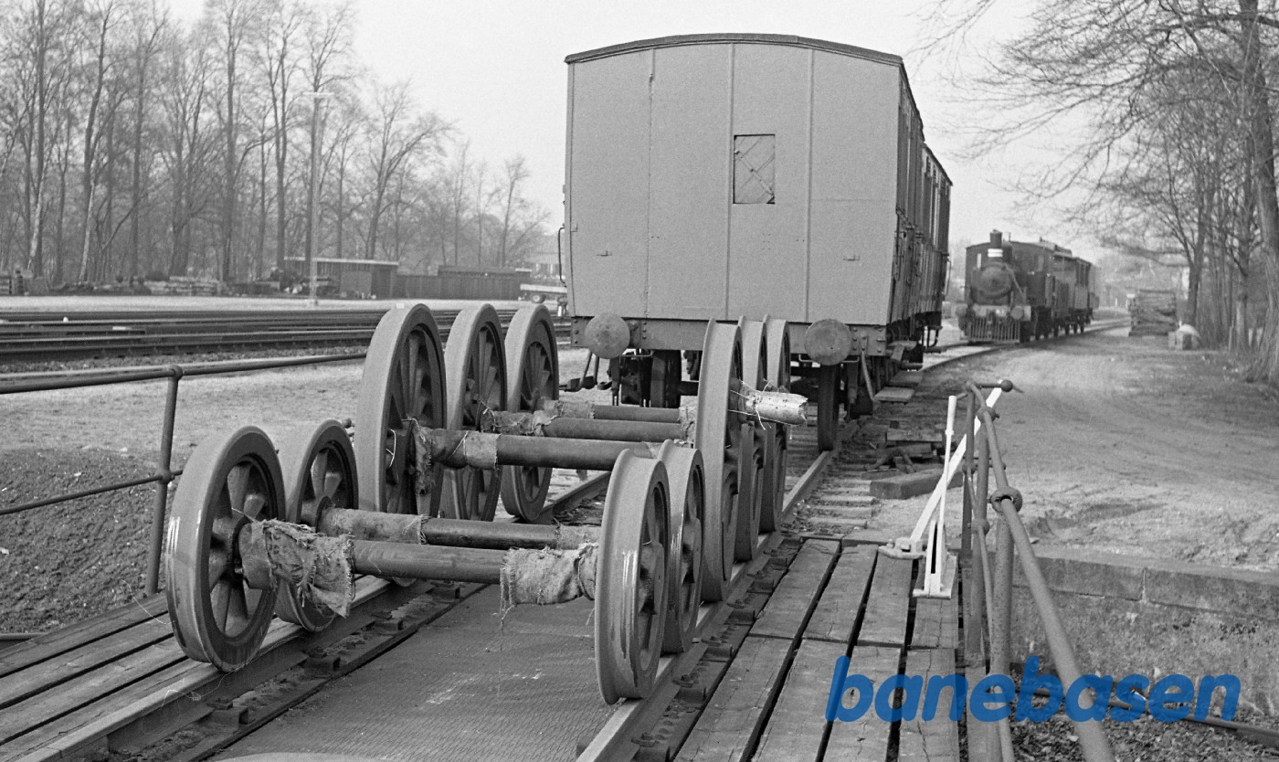 Hjulene til OKMJ 14 på drejeskiven i Rungsted Hjulene til OKMJ 14 på drejeskiven i Rungsted
