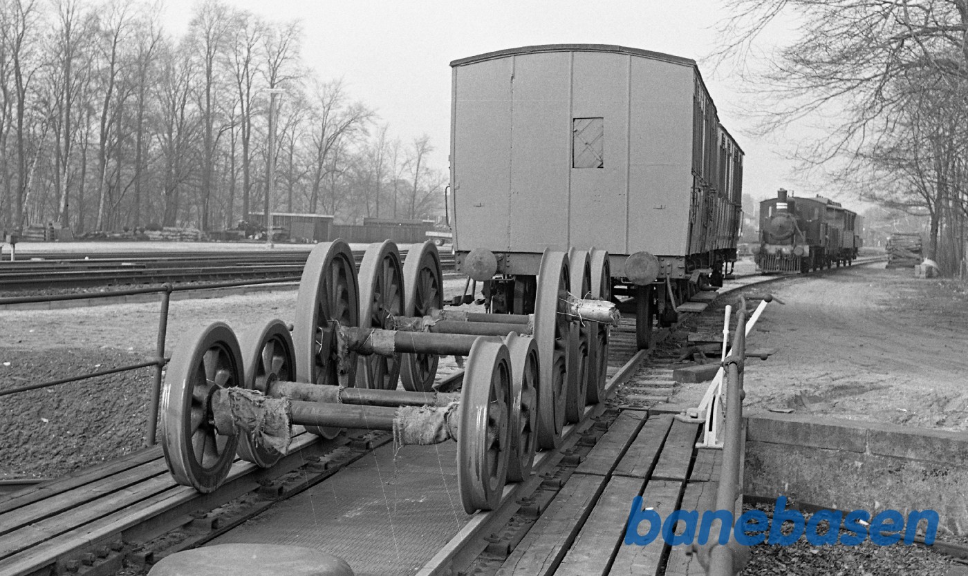 Hjulene til OKMJ 14 på drejeskiven i Rungsted Hjulene til OKMJ 14 på drejeskiven i Rungsted