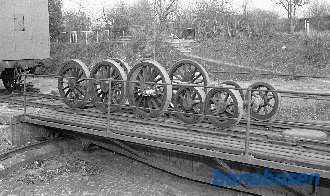 Hjulene til OKMJ 14 på drejeskiven i Rungsted Hjulene til OKMJ 14 på drejeskiven i Rungsted