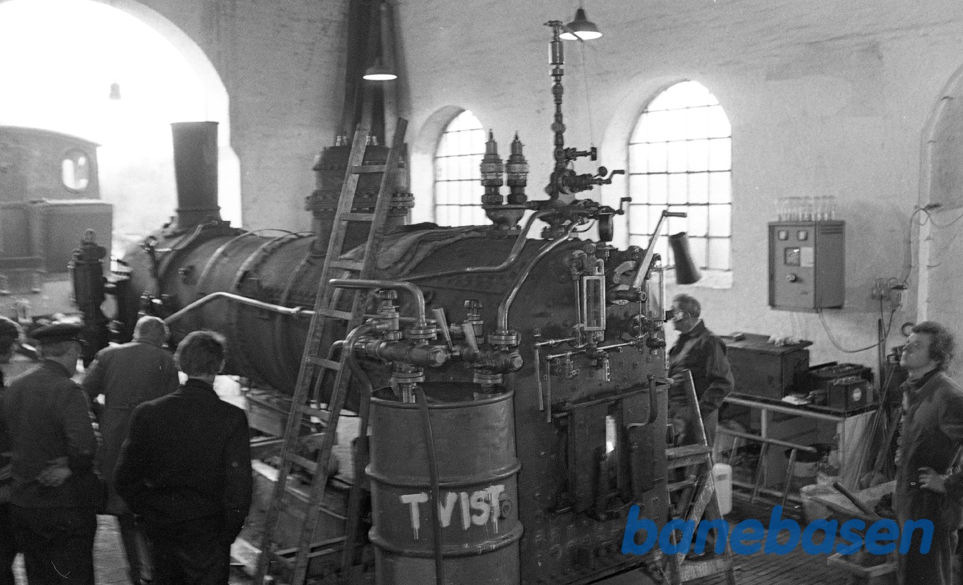 Jakob Freiesleben justerer sikkerhedsventiler på kedlen til nr. 14 mens H.P.Hansen ser til Jakob Freiesleben justerer sikkerhedsventiler på kedlen til nr. 14 mens H.P.Hansen ser til