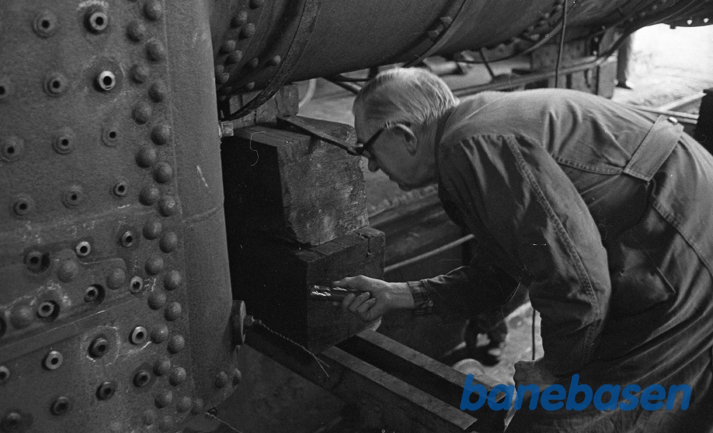 Jakob Freiesleben justerer sikkerhedsventiler på kedlen til nr. 14 mens H.P.Hansen ser til Jakob Freiesleben justerer sikkerhedsventiler på kedlen til nr. 14 mens H.P.Hansen ser til