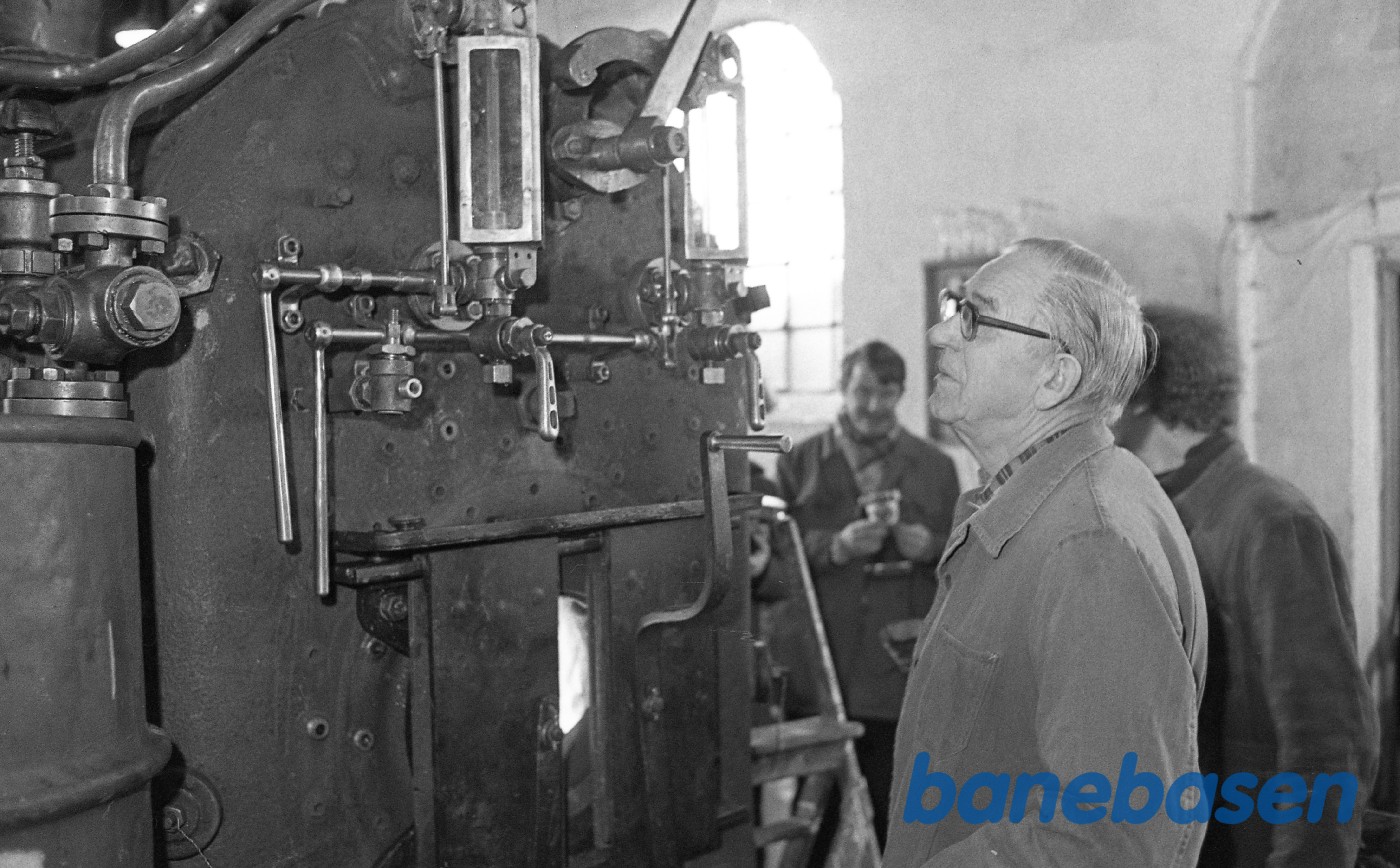 Jakob Freiesleben justerer sikkerhedsventiler på kedlen til nr. 14 mens H.P.Hansen ser til Jakob Freiesleben justerer sikkerhedsventiler på kedlen til nr. 14 mens H.P.Hansen ser til