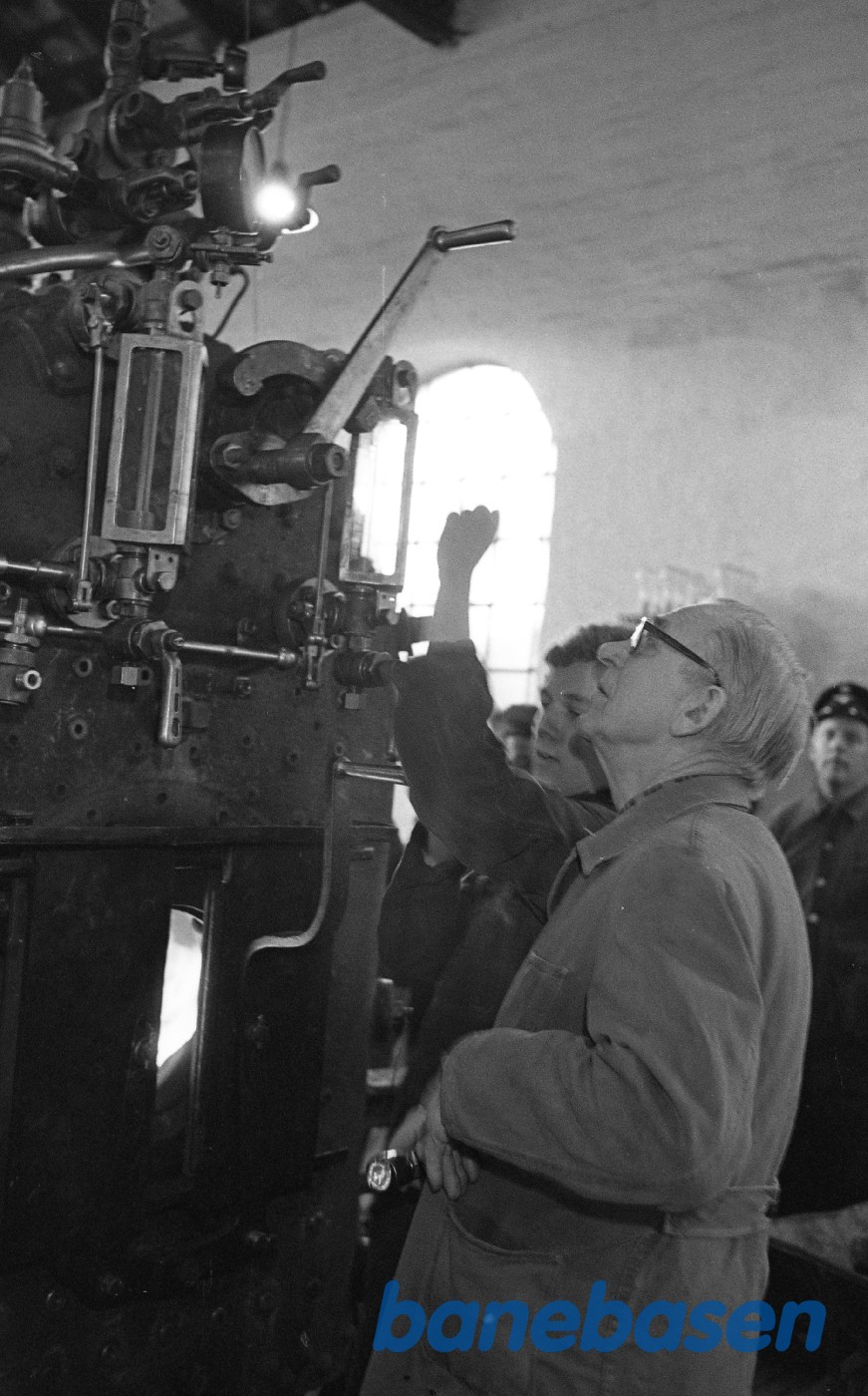 Jakob Freiesleben justerer sikkerhedsventiler på kedlen til nr. 14 mens H.P.Hansen ser til Jakob Freiesleben justerer sikkerhedsventiler på kedlen til nr. 14 mens H.P.Hansen ser til