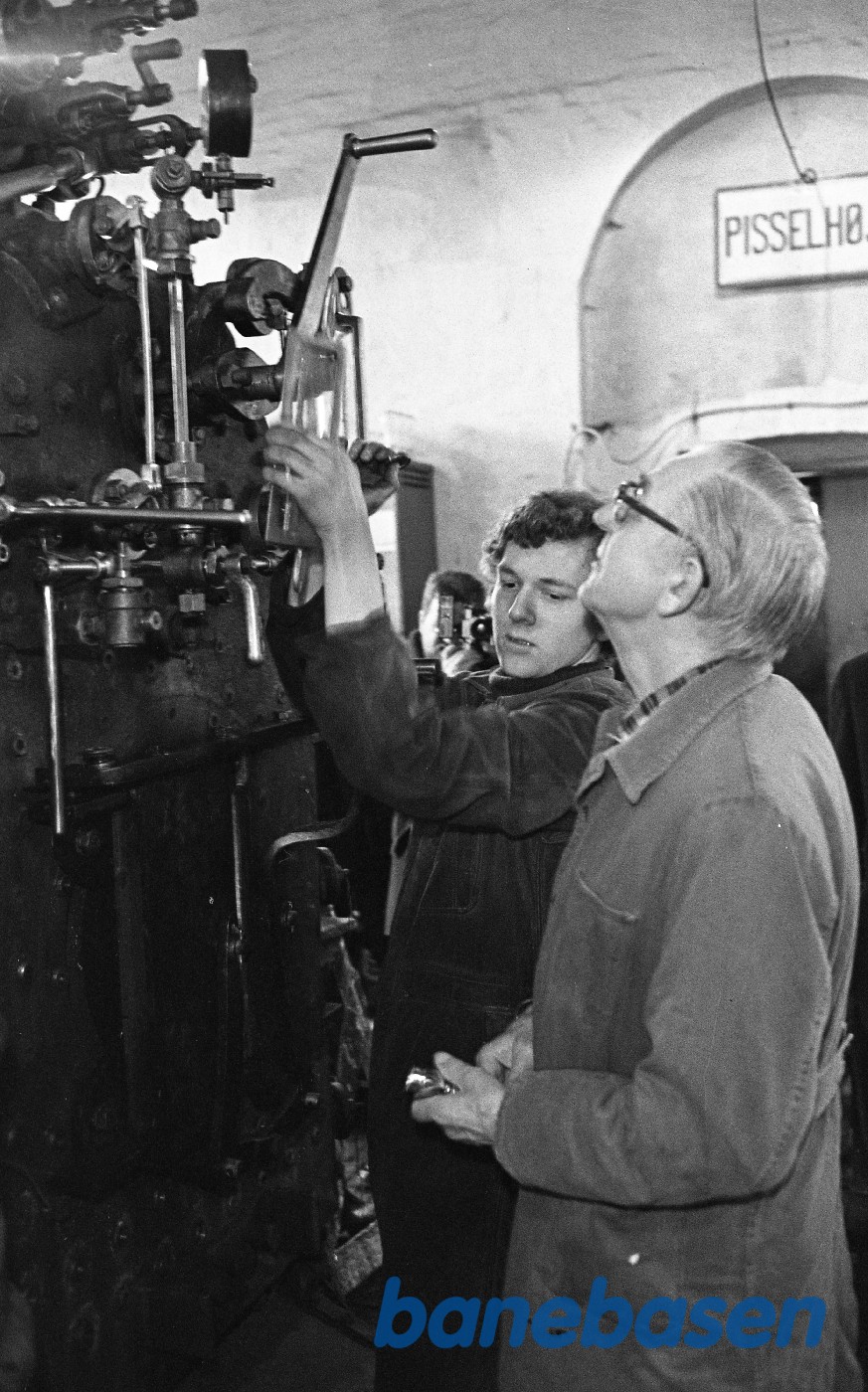 Jakob Freiesleben justerer sikkerhedsventiler på kedlen til nr. 14 mens H.P.Hansen ser til Jakob Freiesleben justerer sikkerhedsventiler på kedlen til nr. 14 mens H.P.Hansen ser til