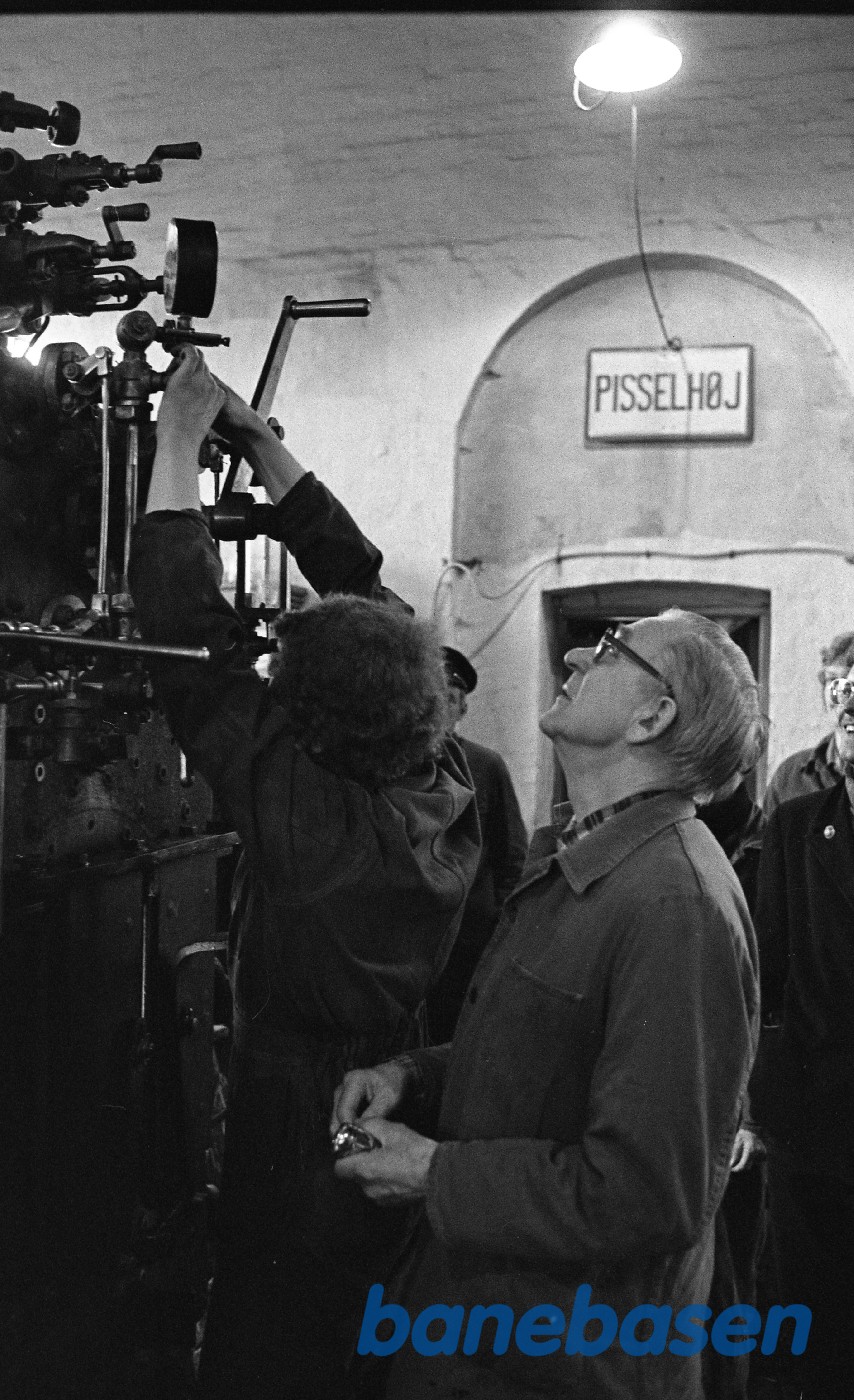 Jakob Freiesleben justerer sikkerhedsventiler på kedlen til nr. 14 mens H.P.Hansen ser til Jakob Freiesleben justerer sikkerhedsventiler på kedlen til nr. 14 mens H.P.Hansen ser til