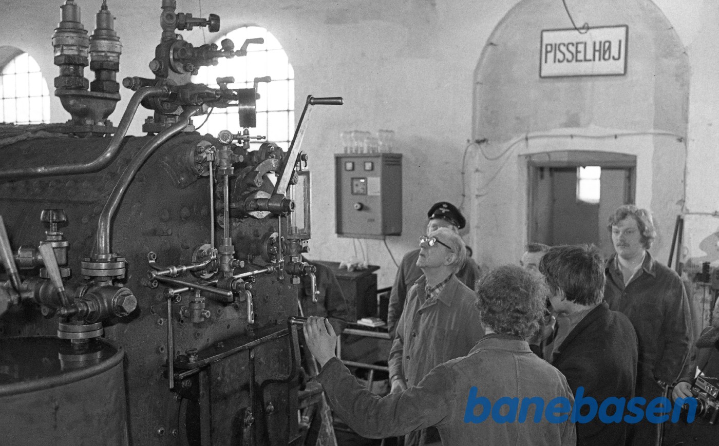 Jakob Freiesleben justerer sikkerhedsventiler på kedlen til nr. 14 mens H.P.Hansen ser til Jakob Freiesleben justerer sikkerhedsventiler på kedlen til nr. 14 mens H.P.Hansen ser til