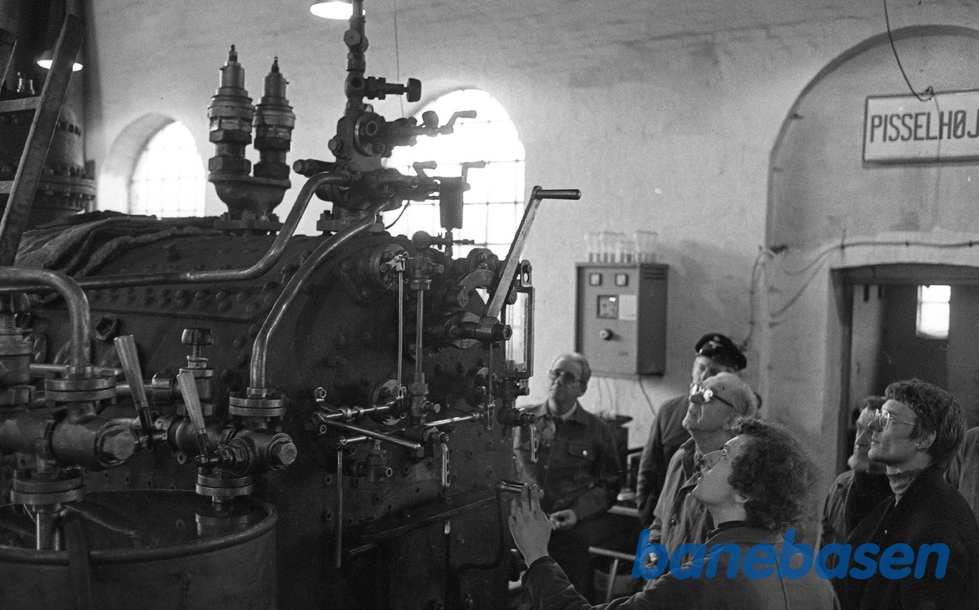 Jakob Freiesleben justerer sikkerhedsventiler på kedlen til nr. 14 mens H.P.Hansen ser til Jakob Freiesleben justerer sikkerhedsventiler på kedlen til nr. 14 mens H.P.Hansen ser til