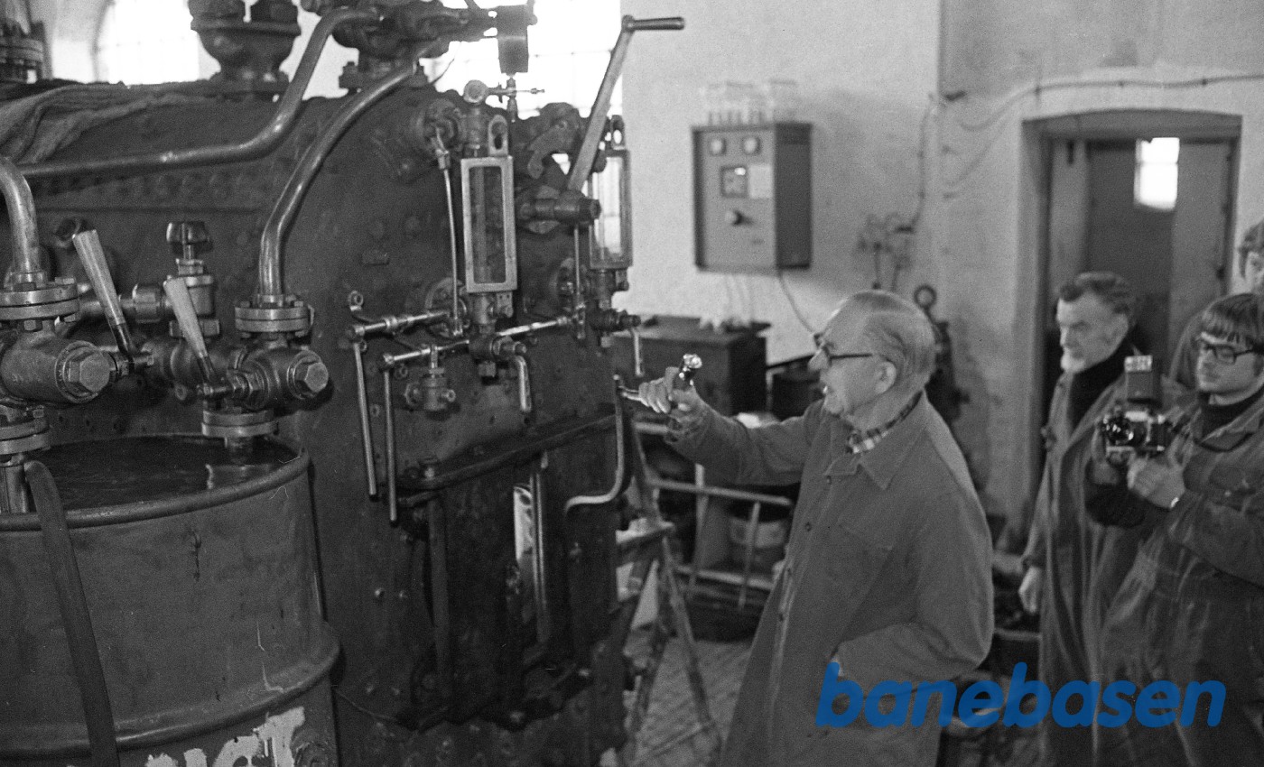 Jakob Freiesleben justerer sikkerhedsventiler på kedlen til nr. 14 mens H.P.Hansen ser til Jakob Freiesleben justerer sikkerhedsventiler på kedlen til nr. 14 mens H.P.Hansen ser til