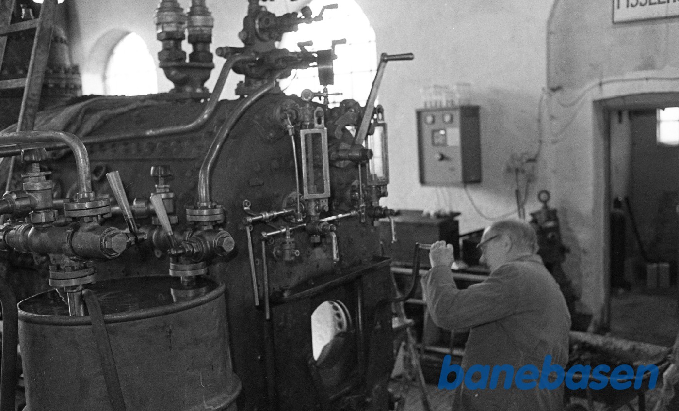 Jakob Freiesleben justerer sikkerhedsventiler på kedlen til nr. 14 mens H.P.Hansen ser til Jakob Freiesleben justerer sikkerhedsventiler på kedlen til nr. 14 mens H.P.Hansen ser til