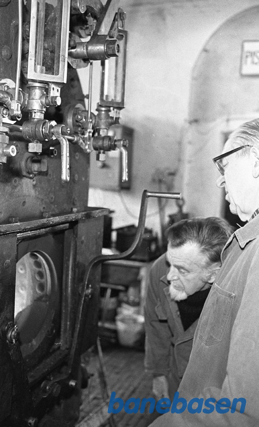 Jakob Freiesleben justerer sikkerhedsventiler på kedlen til nr. 14 mens H.P.Hansen ser til Jakob Freiesleben justerer sikkerhedsventiler på kedlen til nr. 14 mens H.P.Hansen ser til