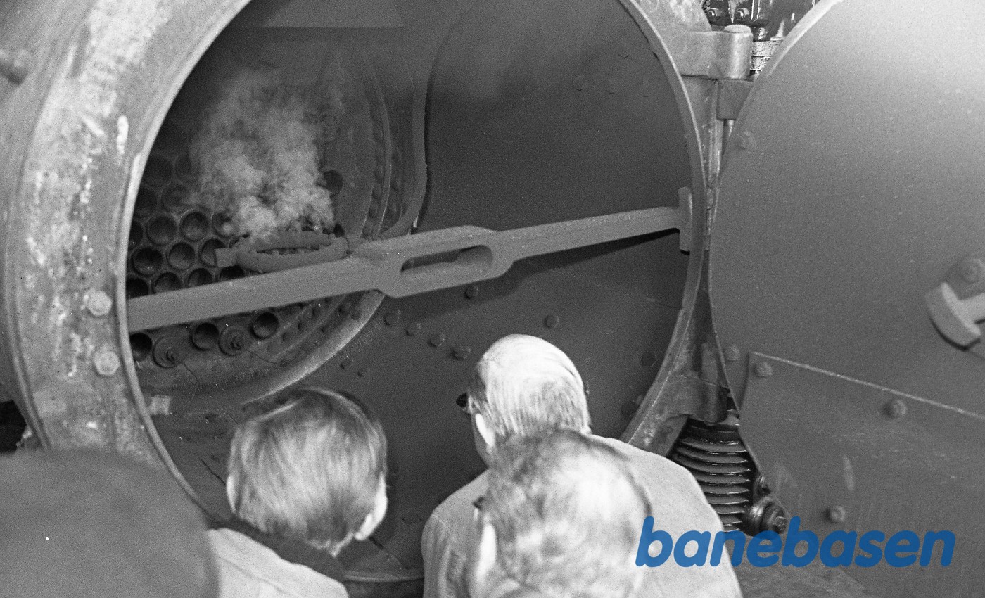 Jakob Freiesleben justerer sikkerhedsventiler på kedlen til nr. 14 mens H.P.Hansen ser til Jakob Freiesleben justerer sikkerhedsventiler på kedlen til nr. 14 mens H.P.Hansen ser til