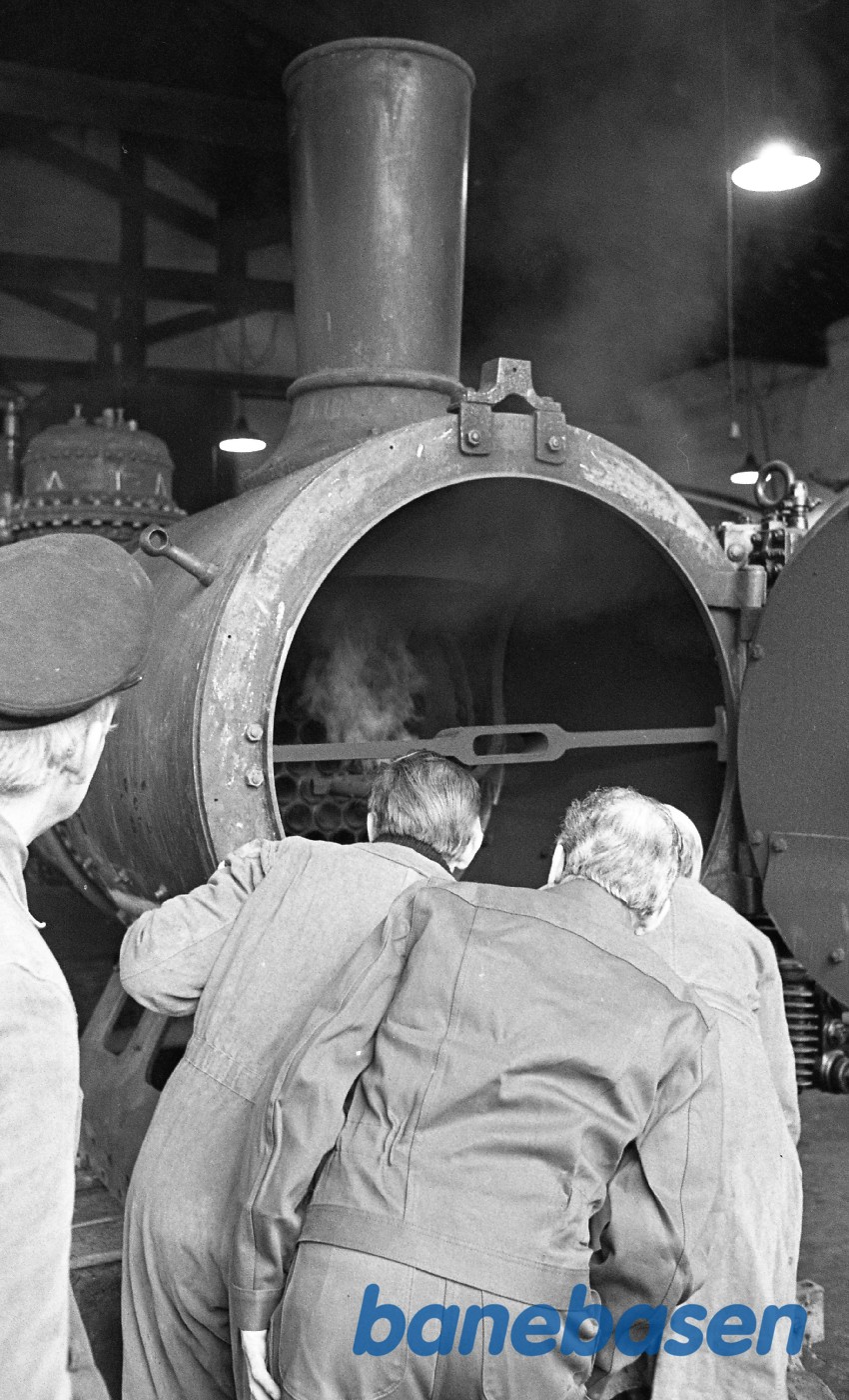 Jakob Freiesleben justerer sikkerhedsventiler på kedlen til nr. 14 mens H.P.Hansen ser til Jakob Freiesleben justerer sikkerhedsventiler på kedlen til nr. 14 mens H.P.Hansen ser til