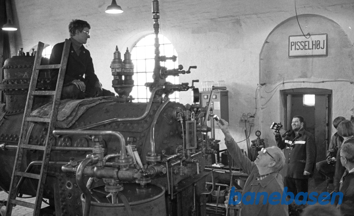 Jakob Freiesleben justerer sikkerhedsventiler på kedlen til nr. 14 mens H.P.Hansen ser til Jakob Freiesleben justerer sikkerhedsventiler på kedlen til nr. 14 mens H.P.Hansen ser til