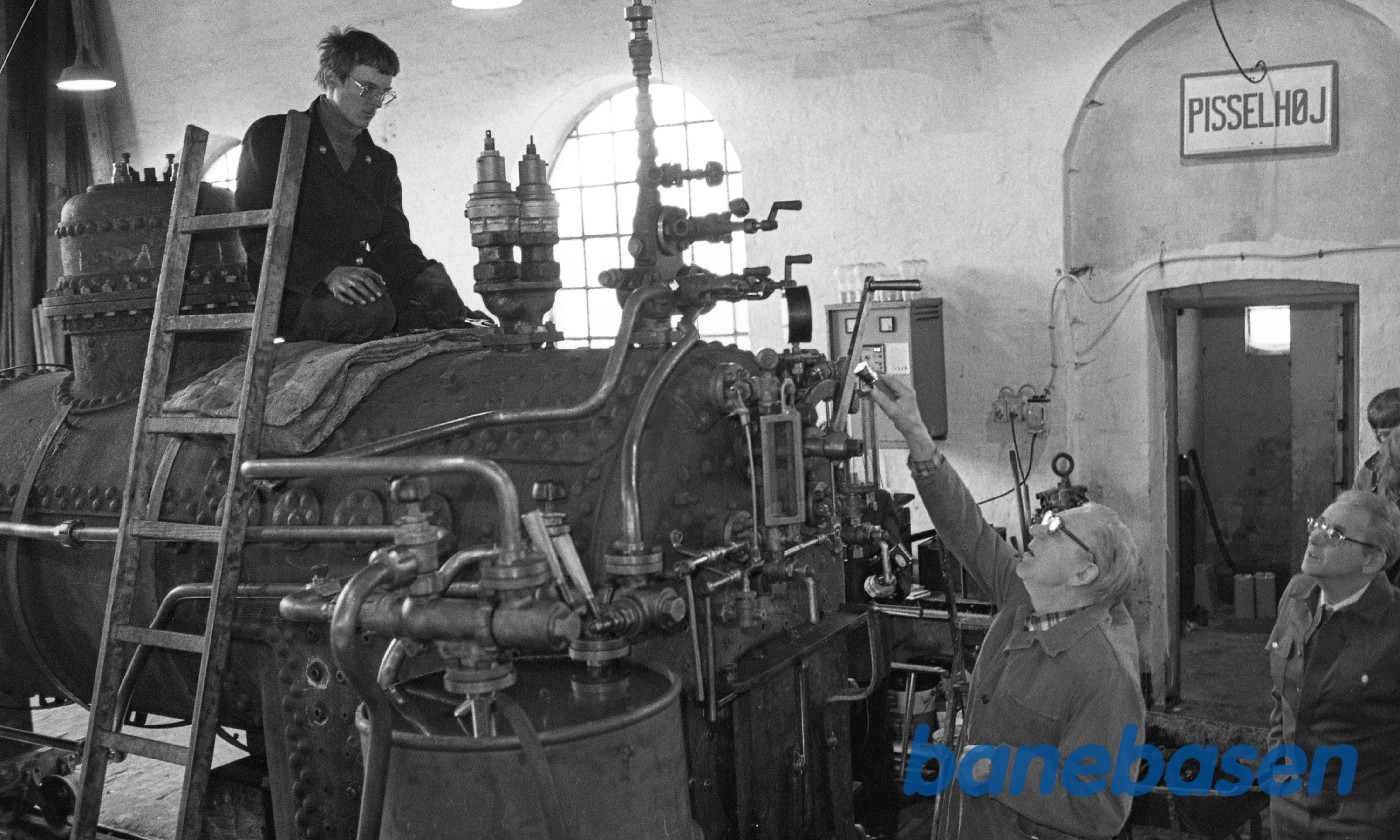 Jakob Freiesleben justerer sikkerhedsventiler på kedlen til nr. 14 mens H.P.Hansen ser til Jakob Freiesleben justerer sikkerhedsventiler på kedlen til nr. 14 mens H.P.Hansen ser til