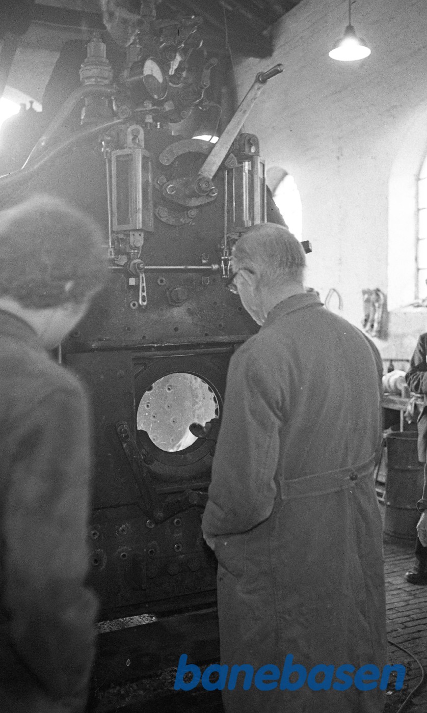 Jakob Freiesleben justerer sikkerhedsventiler på kedlen til nr. 14 mens H.P.Hansen ser til Jakob Freiesleben justerer sikkerhedsventiler på kedlen til nr. 14 mens H.P.Hansen ser til