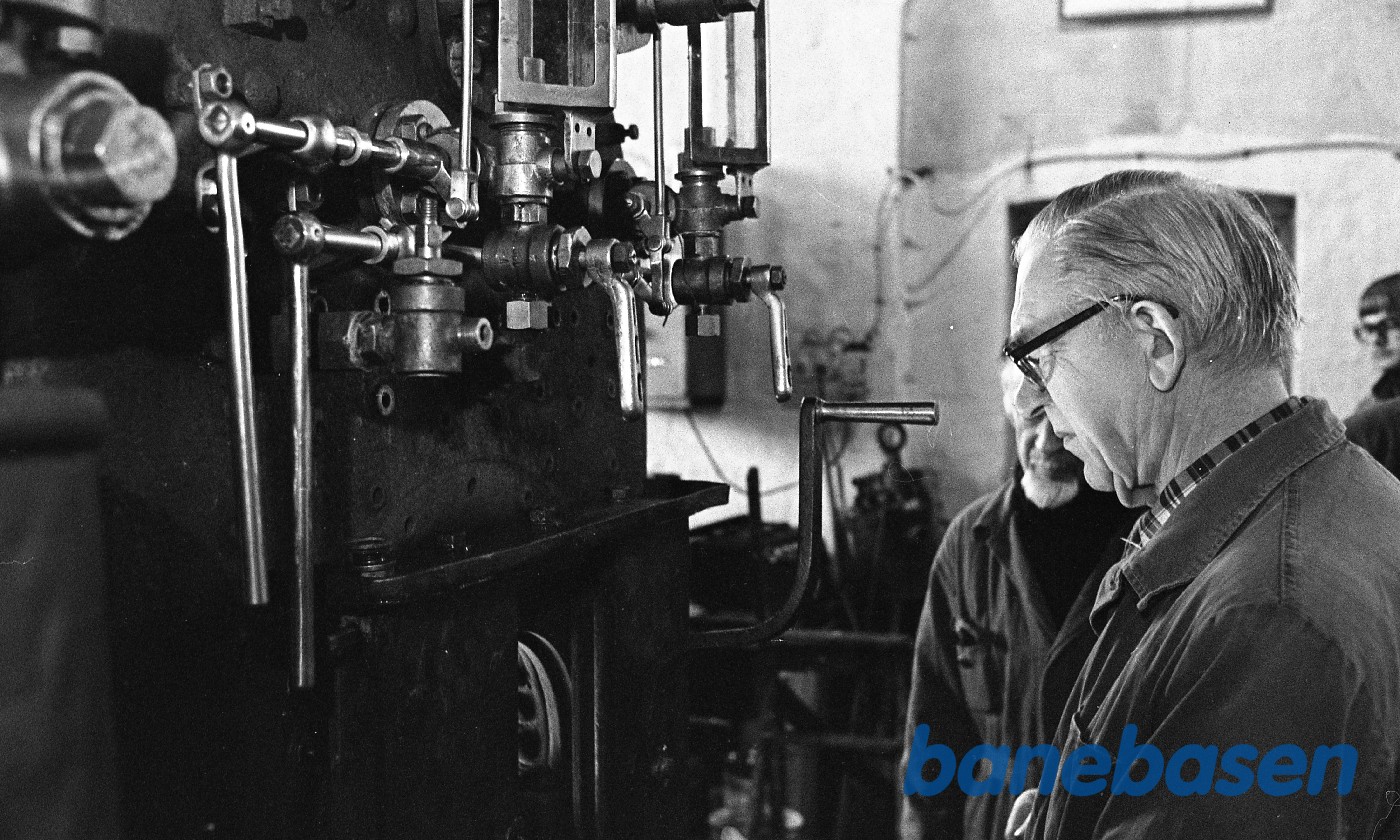 Jakob Freiesleben justerer sikkerhedsventiler på kedlen til nr. 14 mens H.P.Hansen ser til Jakob Freiesleben justerer sikkerhedsventiler på kedlen til nr. 14 mens H.P.Hansen ser til