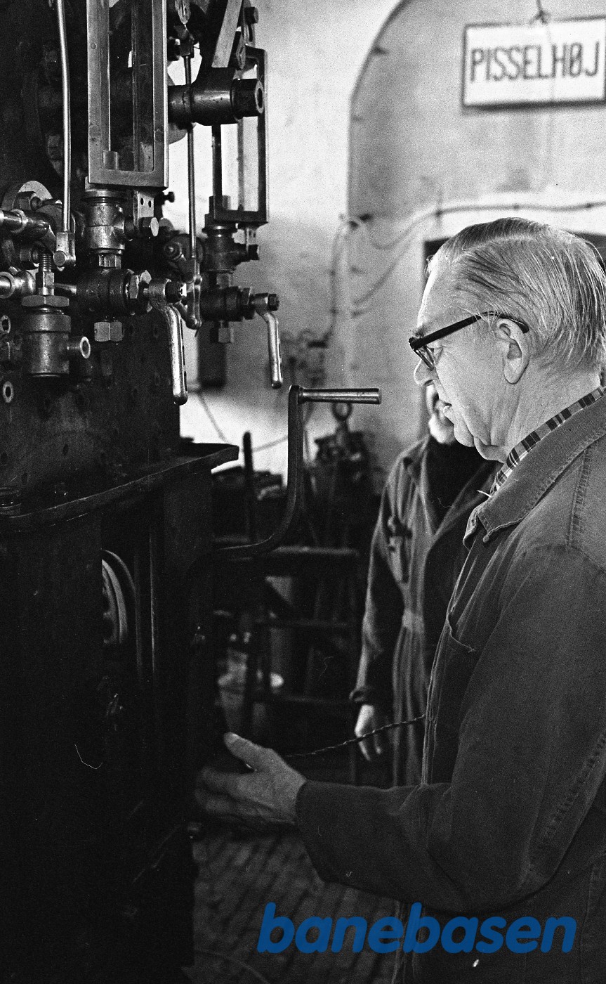 Jakob Freiesleben justerer sikkerhedsventiler på kedlen til nr. 14 mens H.P.Hansen ser til Jakob Freiesleben justerer sikkerhedsventiler på kedlen til nr. 14 mens H.P.Hansen ser til