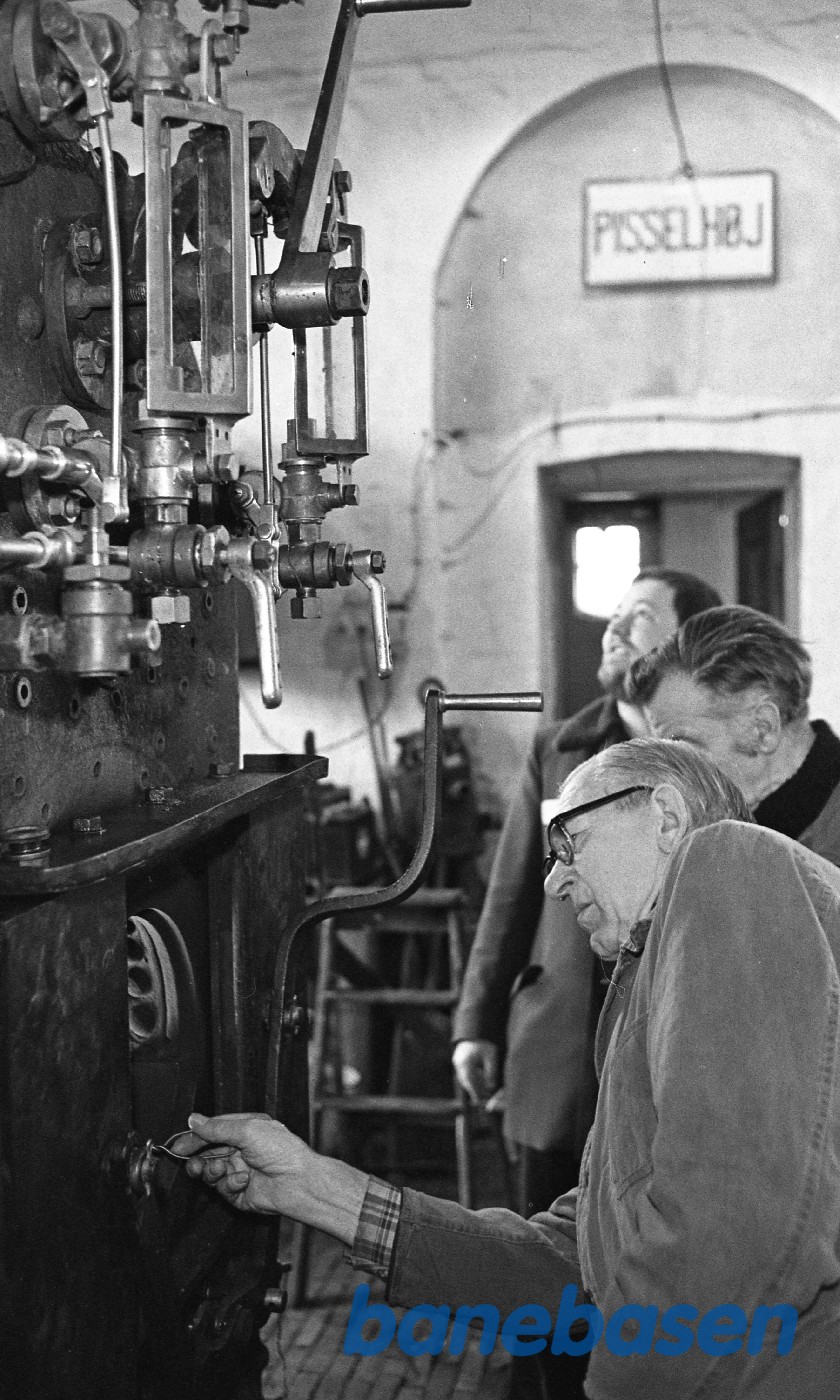 Jakob Freiesleben justerer sikkerhedsventiler på kedlen til nr. 14 mens H.P.Hansen ser til Jakob Freiesleben justerer sikkerhedsventiler på kedlen til nr. 14 mens H.P.Hansen ser til