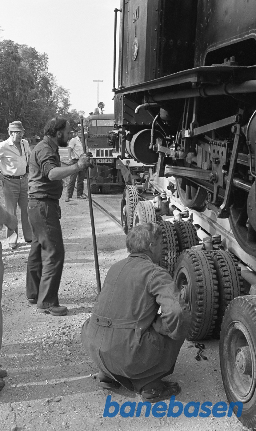 SVJ 1 flyttes op på vognbjørn SVJ 1 flyttes op på vognbjørn