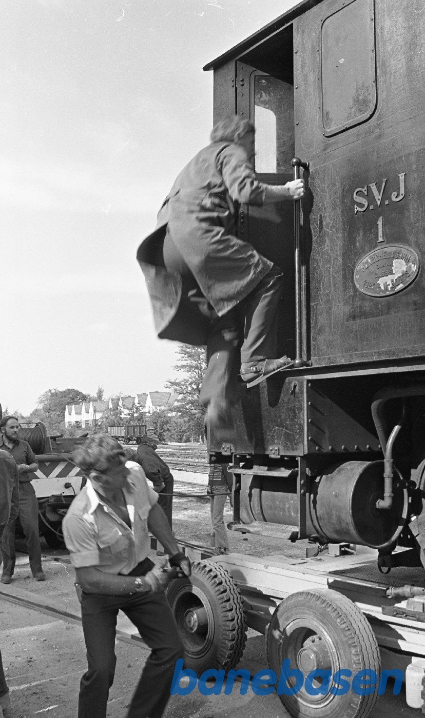 SVJ 1 flyttes op på vognbjørn SVJ 1 flyttes op på vognbjørn