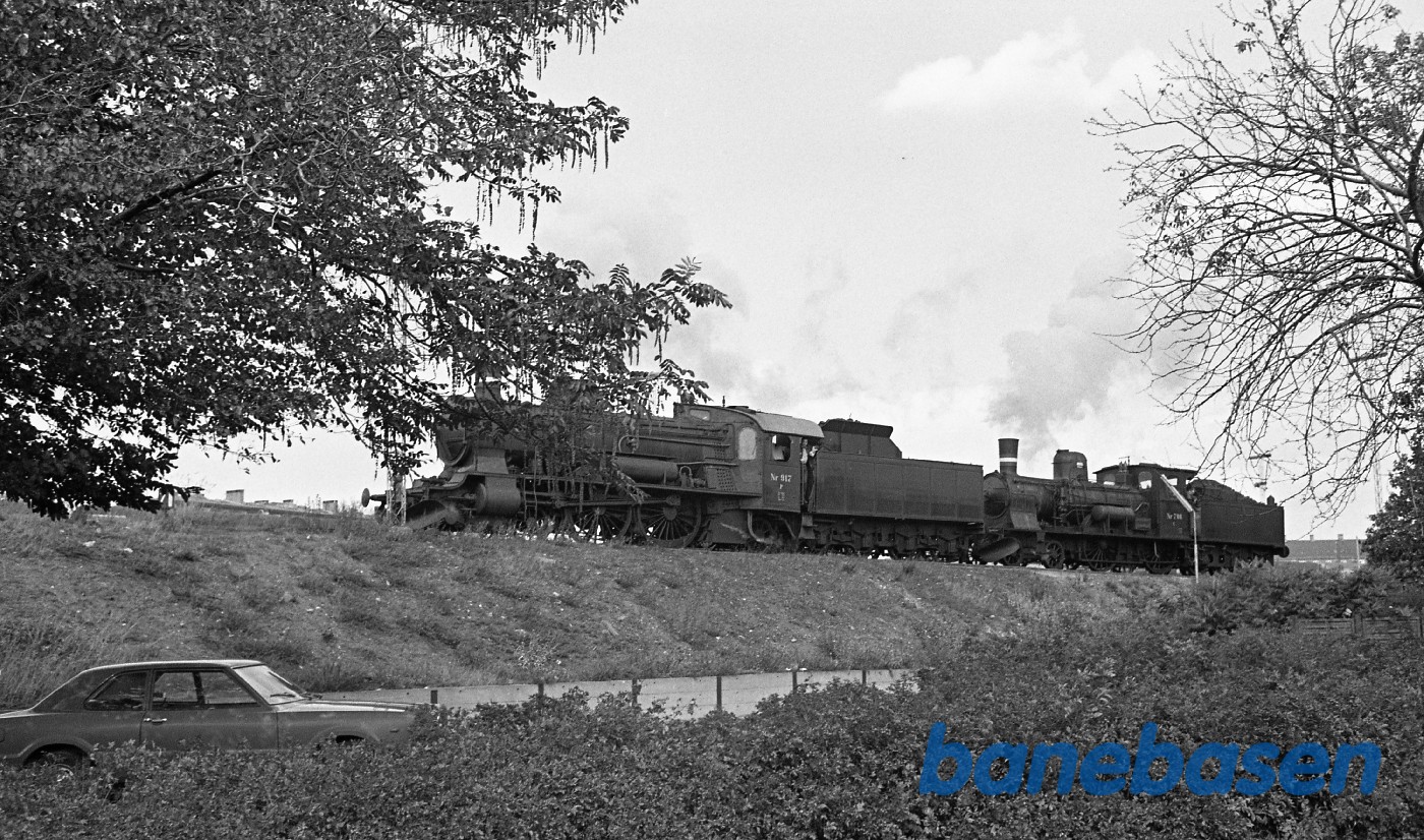 Forspandskørsel med P og C. De allersidste to damplokomotiver forlader for altid Københavns store remise, her ved det gule palæ. Forspandskørsel med P og C. De allersidste to damplokomotiver forlader for altid Københavns store remise, her ved det gule palæ.