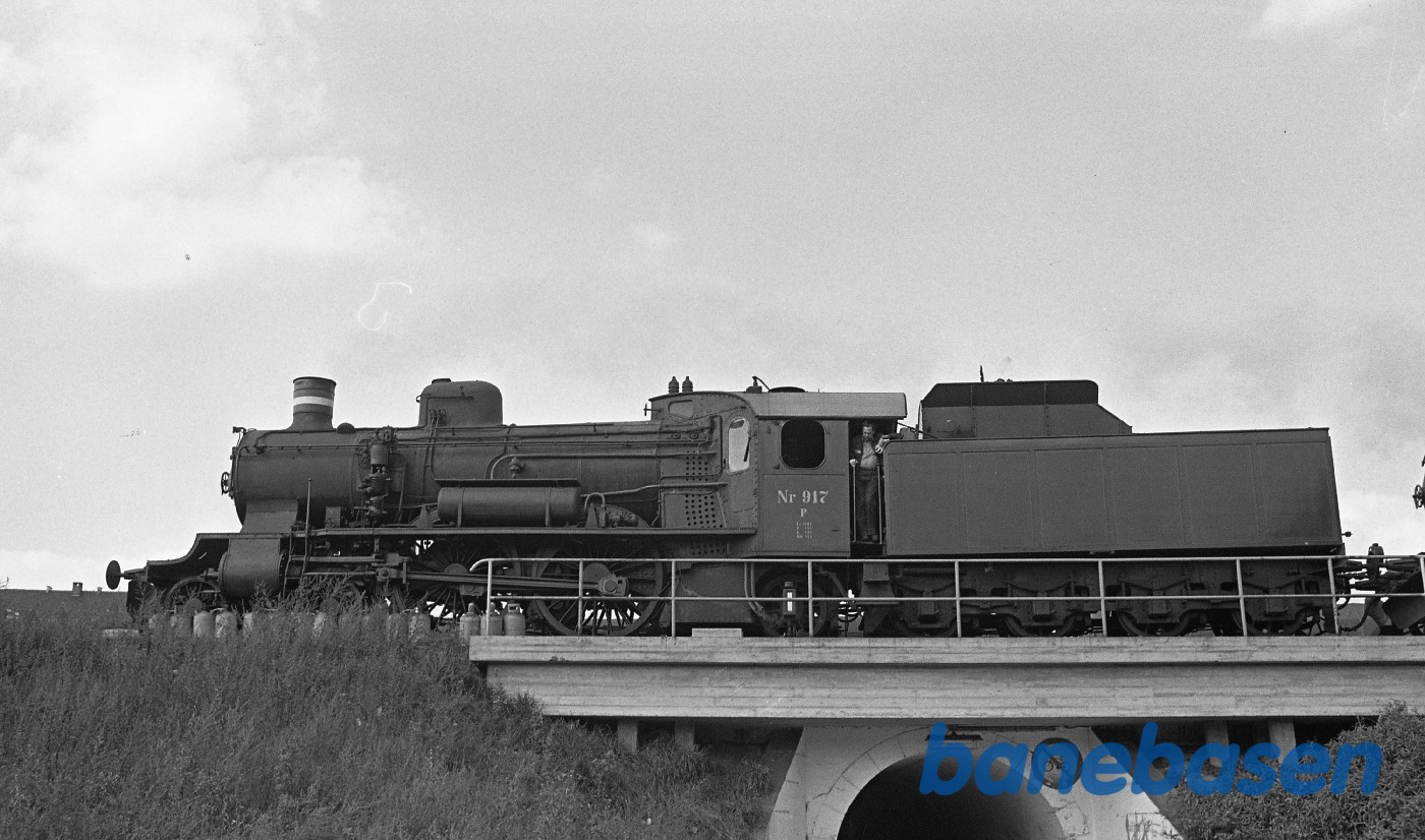 Forspandskørsel med P og C. De allersidste to damplokomotiver forlader for altid Københavns store remise, her ved det gule palæ. Forspandskørsel med P og C. De allersidste to damplokomotiver forlader for altid Københavns store remise, her ved det gule palæ.