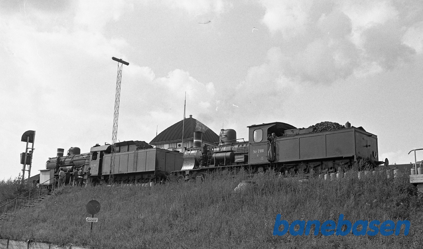 Forspandskørsel med P og C. De allersidste to damplokomotiver forlader for altid Københavns store remise, her ved det gule palæ. Forspandskørsel med P og C. De allersidste to damplokomotiver forlader for altid Københavns store remise, her ved det gule palæ.